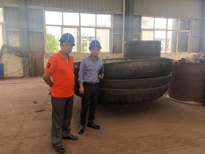 Two Kuwaiti customers came to DOING company to inspect the waste tire pyrolysis equipment