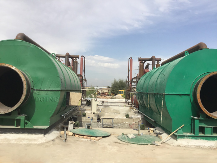 Two sets 12T waste tire to oil machine were installed in kyrgyzstan