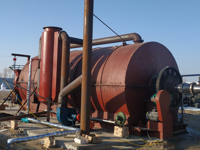 One set 10T waste tire to oil machine has been installed in Gansu, China