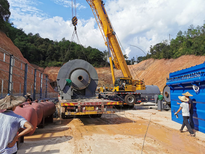 4 sets 12T waste tyre recycling pyrolysis plant installed in Peru